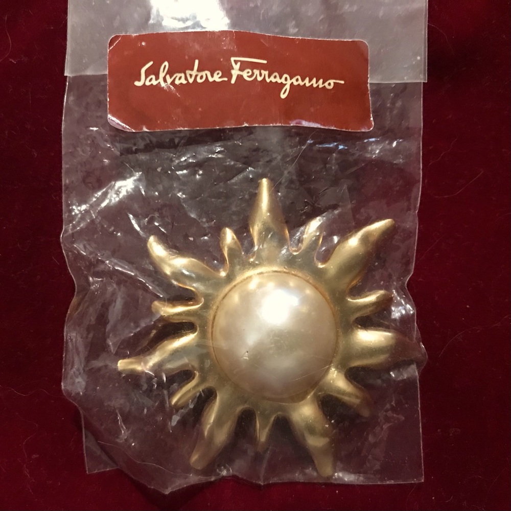 NWT Vintage Salvatore Ferragamo Mabe Pearl Brooch